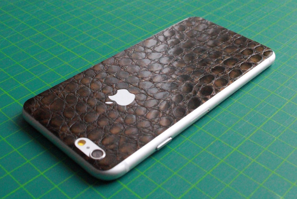 iPhone 6 / 6S / 6 Plus / 6S Plus / 7 Aufkleber / Sticker / Skin. 3D Aufkleber für die Rückseite. - Alligator Leder braun